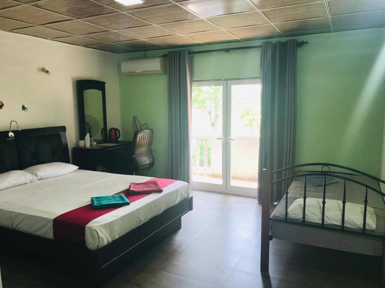 This Is It Airport Hotel And Restaurant Negombo Eksteriør bilde